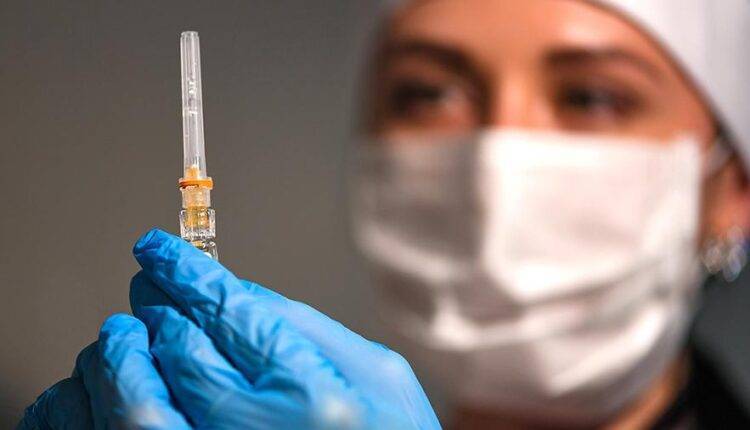 Иммунолог сравнил вакцину от коронавируса с прививкой от гриппа