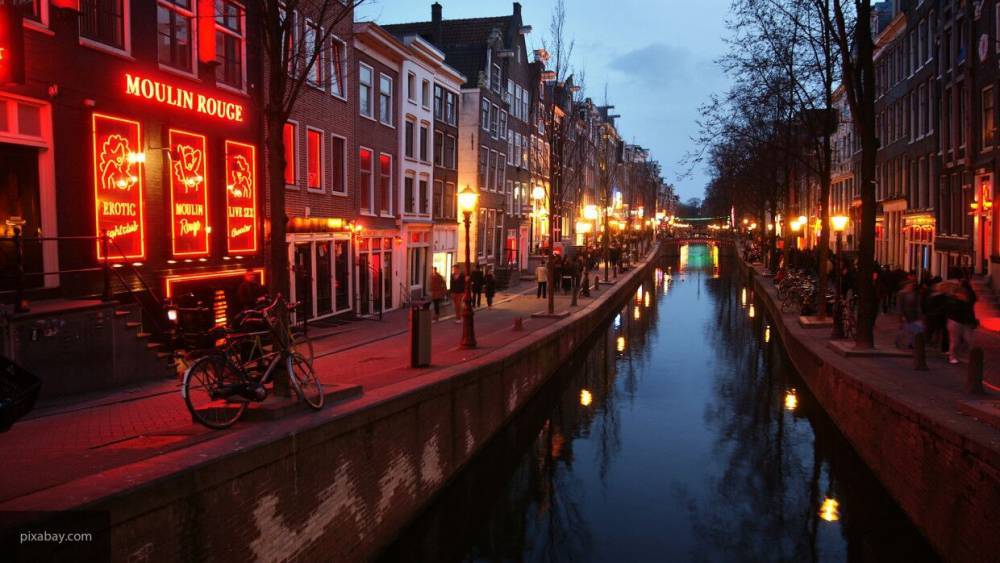 Жители Амстердама назвали центр города "парком развлечения" для туристов
