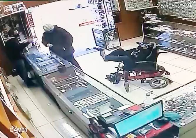 Немой инвалид-колясочник пытался ограбить ювелирный магазин в Бразилии