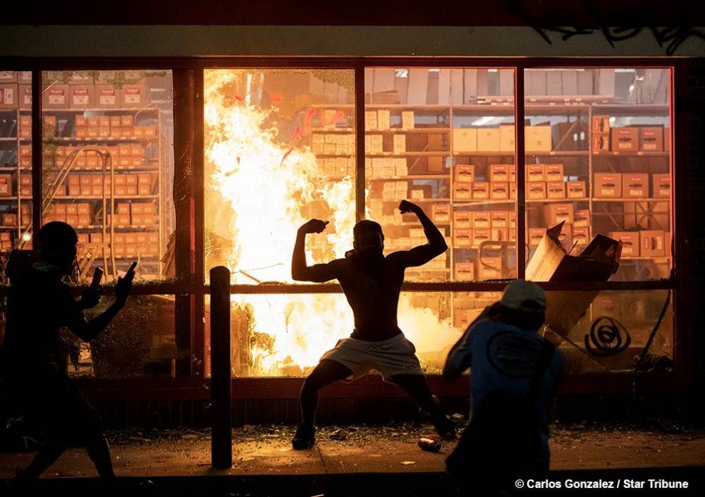 Миннеаполис в огне после смерти Джорджа Флойда: в США призывают убивать копов и грабят магазины