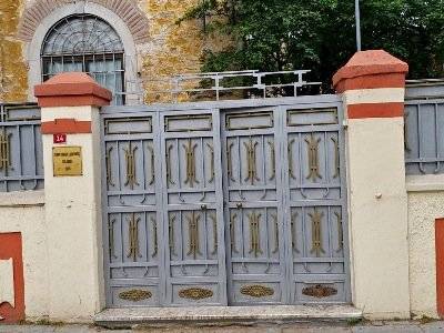 Неизвестный сорвал с двери церкви «Сурб Григор Лусаворич» Стамбула крест