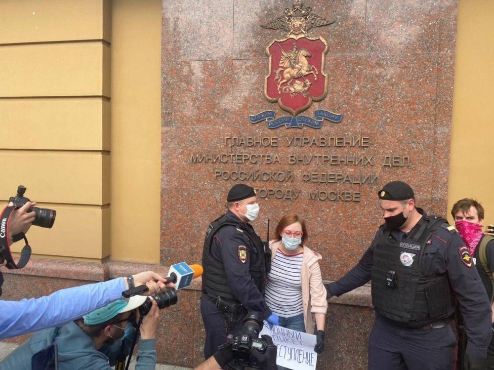 В Москве около здания МВД задержали журналистов Сергея Смирнова, Татьяну Фельгенгауэр и Александра Плющева