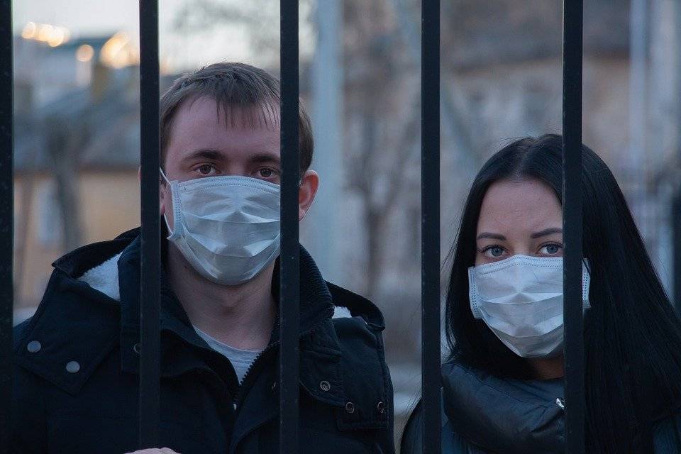 Роспотребнадзор обязал россиян носить маски до конца года
