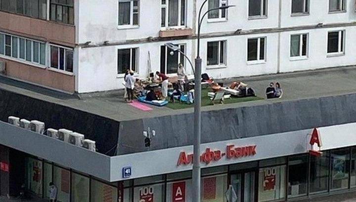Устроивших пикник на крыше банка москвичей доставили в полицию