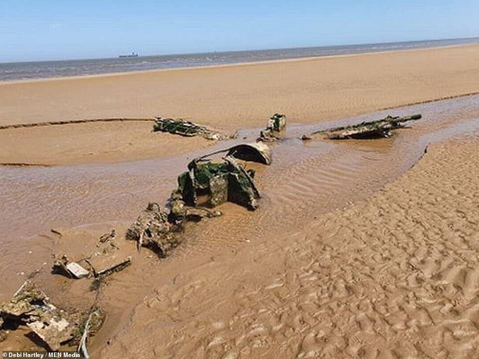 В Британии пара нашла обломки истребителя Второй мировой войны во время прогулки по пляжу