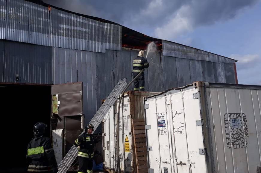 Крупный пожар произошел на складе в Подмосковье