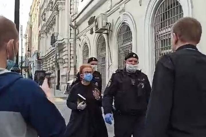 Журналистов задержали в центре Москвы на пикетах за Азара и Омбудсмена полиции