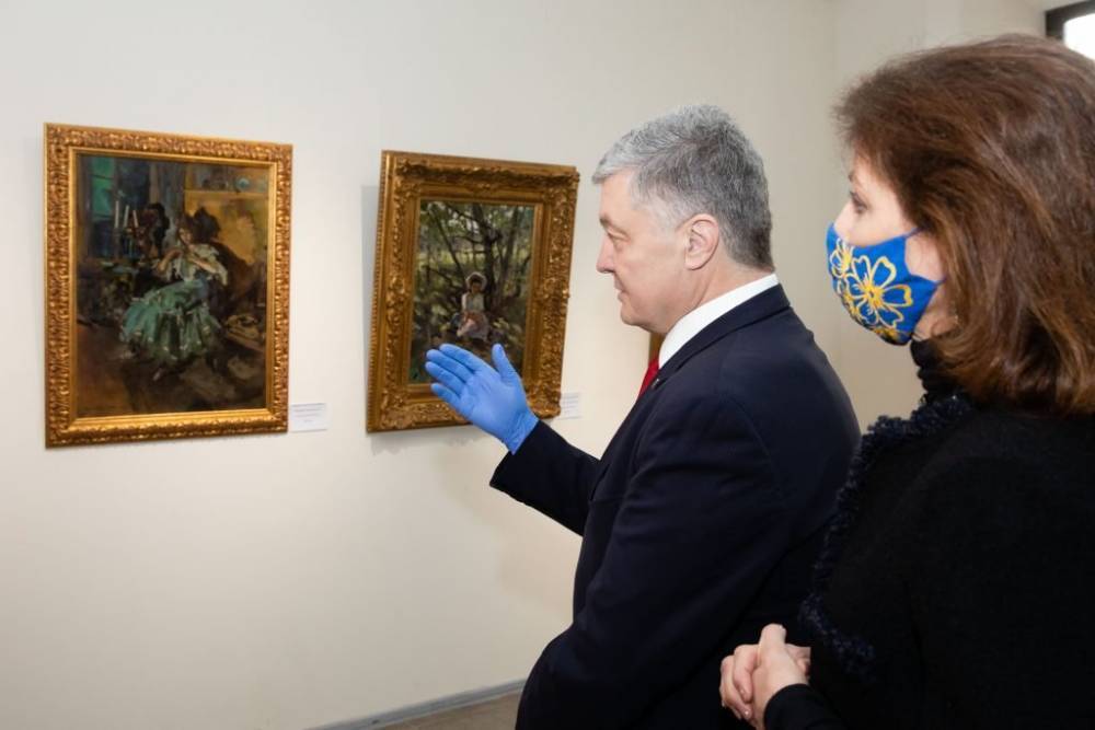 Петр Порошенко пригласил украинцев посетить выставку картин в музее Ивана Гончара: видео
