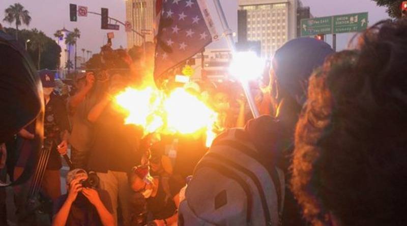 Протесты от Миннеаполиса докатились до Лос-Анджелеса: заблокировано шоссе, сожжен американский флаг