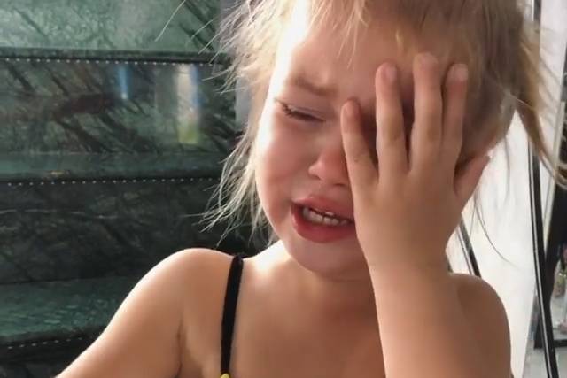 Оксана Самойлова посмеялась над расплакавшейся дочерью и записала ее на видео