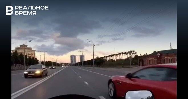 В Казани мотоцикл и Jaguar устроили гонки — видео