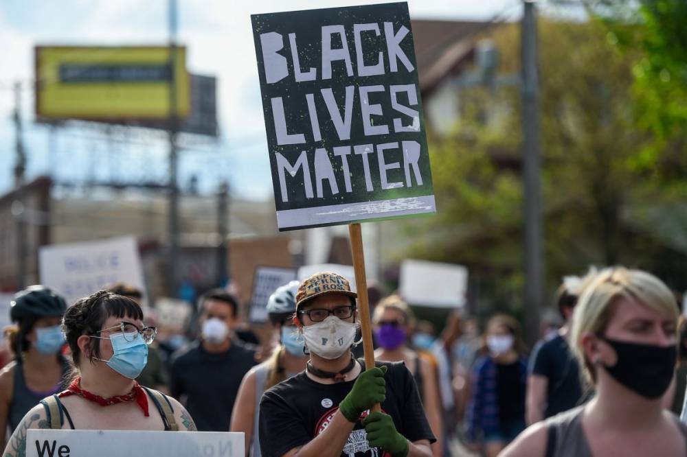 Нападения на полицейских и аресты: В США вспыхнули массовые беспорядки из-за убийства темнокожего мужчины. Фото