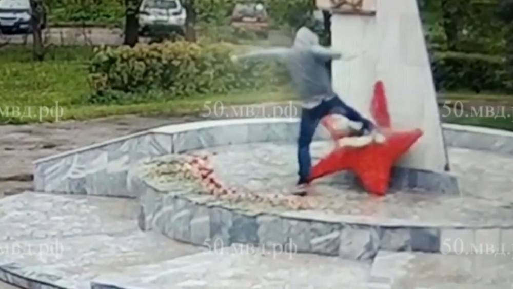 Уголовное дело завели на вандала, осквернившего памятник героям ВОВ.