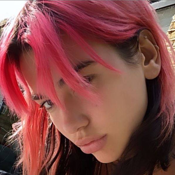 Новый тренд: женщины массово красят волосы в розовый на самоизоляции