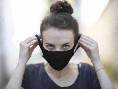 Дерматолог назвала маски, на которые не будет аллергии