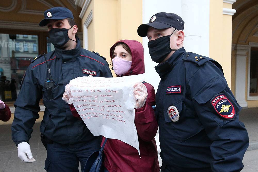 В Петербурге задержали участников пикетов в поддержку Ильи Азара