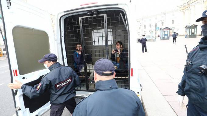 Полиция задержала активистов у станции метро "Гостиный двор"