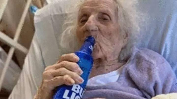 103-летняя прапрабабушка отпраздновала выздоровление от коронавируса, выпив пива