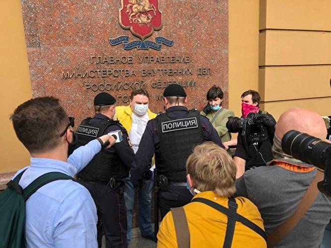 На Петровке за одиночные пикеты в поддержку журналиста Ильи Азара задержали около 10 человек