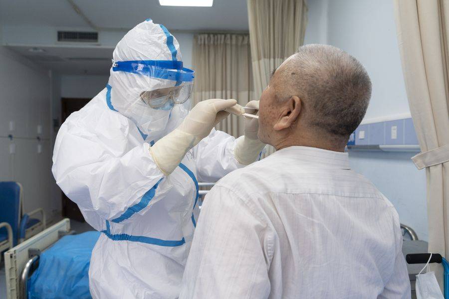 Число пациентов с коронавирусом в мире достигло почти 5,6 миллиона