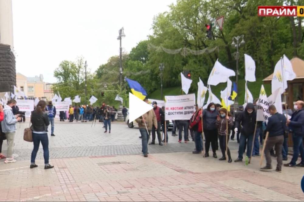 Более тысячи аграриев под Кабмином протестовали против квоты на импорт минеральных азотных удобрений