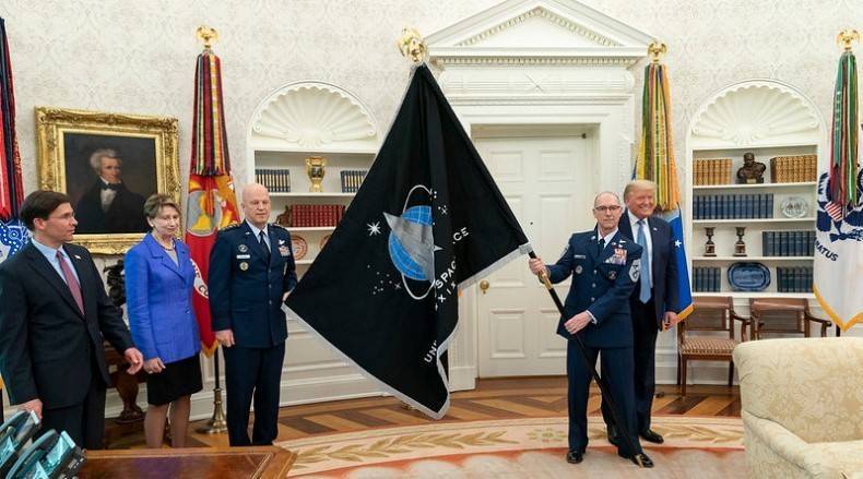 Эгоцентричный подход Америки: гордо развевающийся флаг космических войск США и супер-пупер ракеты