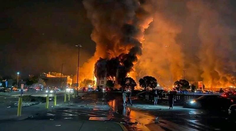 Миннеаполис в огне: из-за гибели афроамериканца при аресте сожжены десятки зданий, мародеры грабят магазины