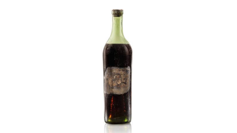 На аукционе Sotheby's продали бутылку коньяка 1762 года разлива