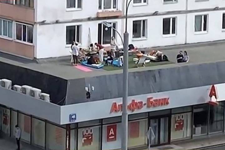 Загоравшие на крыше банка москвичи оштрафованы за нарушение режима самоизоляции