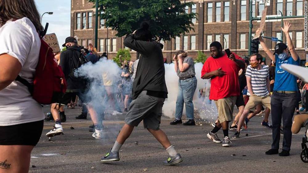 Смерть Джорджа Флойда: протесты распространились на другие города США – копов забрасывают камням