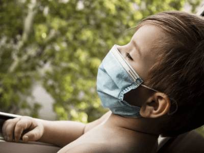 Педиатры не рекомендуют надевать защитные маски на детей до пяти лет