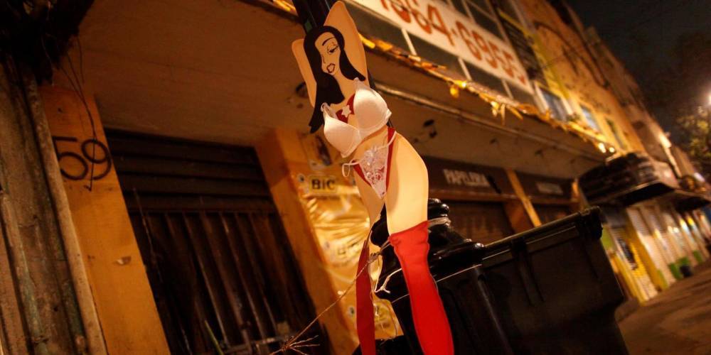 Швейцария разрешит работу проституток, но в безопасных позах и перчатках