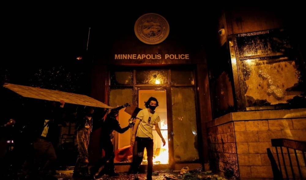 Протестующие из-за смерти афроамериканца в США сожгли полицейский участок