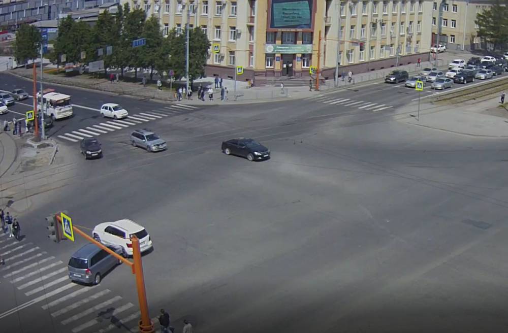 Появилось видео момента ДТП с Mercedes в центре Кемерова