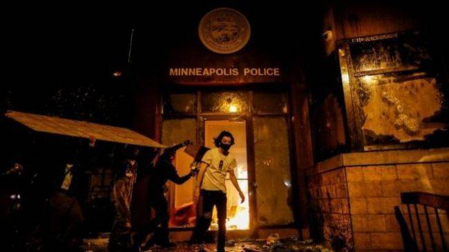 Накал беспорядков в Миннеаполисе: протестующие сожгли полицейский участок