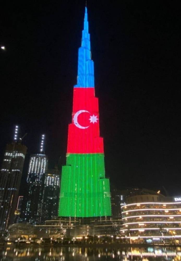 Самое высокое здание в мире окрасилось в цвета флага Азербайджана