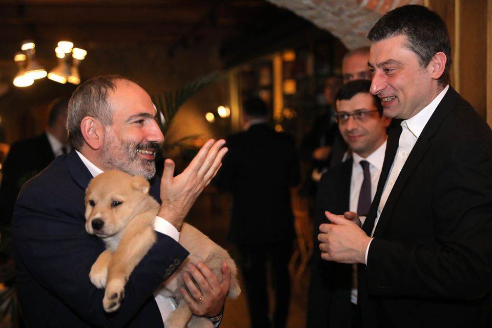 Гахария поздравил премьера Армении с Днем республики
