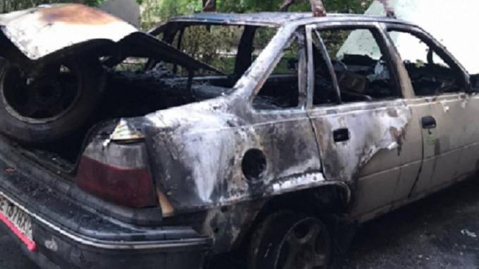 Полицейские спасли из горящего автомобиля в центре Петербурга нетрезвого мужчину