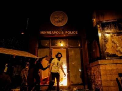Полицейский участок сожгли протестующие в Миннеаполисе