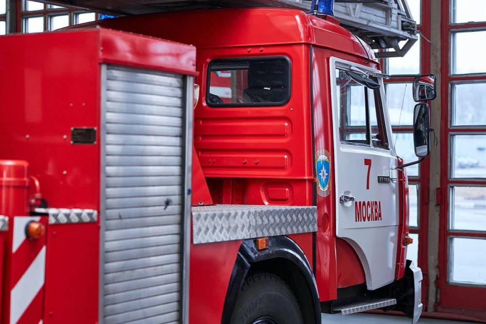 Пожарные спасли зажатых при столкновении грузовиков людей на МКАД