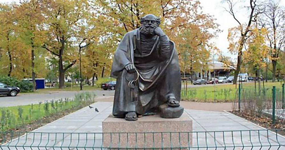 Петербуржцы возмущены кражей ключей от рая у скульптуры апостола Петра