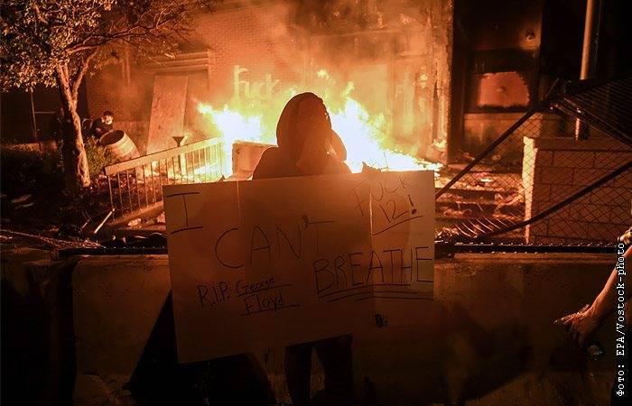 Джордж Флойд - Протестующие в Миннеаполисе сожгли полицейский участок - interfax.ru - Москва - США