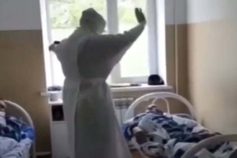 Медработник Дагестана поддержала больных коронавирусом зажигательной лезгинкой