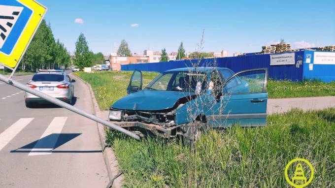 Водитель Volkswagen Passat разбился, врезавшись в дорожный знак на Парнасе
