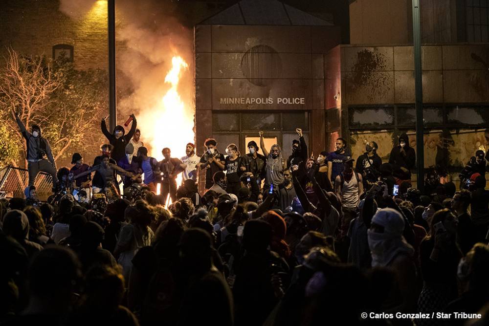 "Нет справедливости, нет мира": в Миннеаполисе протестующие сожгли полицейский участок