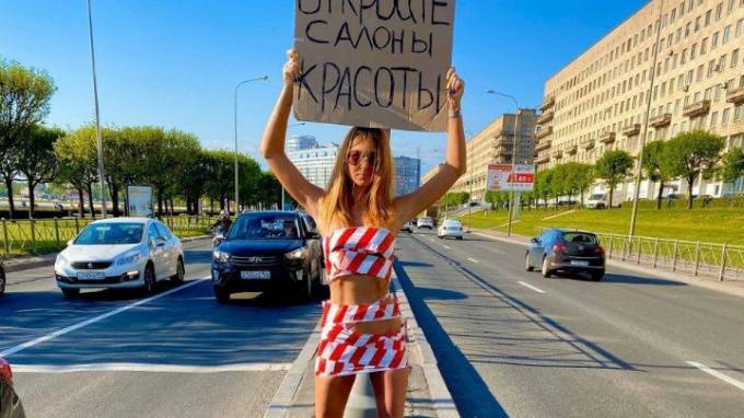 Петербурженка обмотала тело сигнальной лентой и призвала открыть салоны красоты - piter.tv - Санкт-Петербург