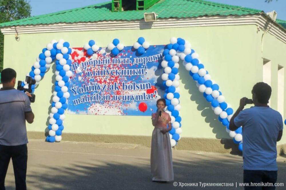 Жители Туркменабата занимают деньги на расходы выпускников