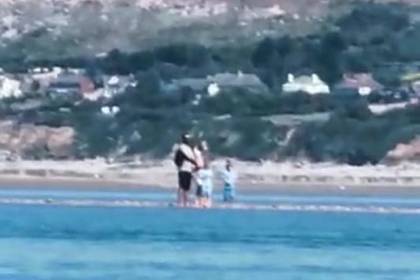 Застрявшую в море семью спасли за считанные секунды до гибели