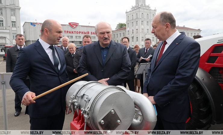 Лукашенко: на богатом Западе люди кастрюлями барабанят