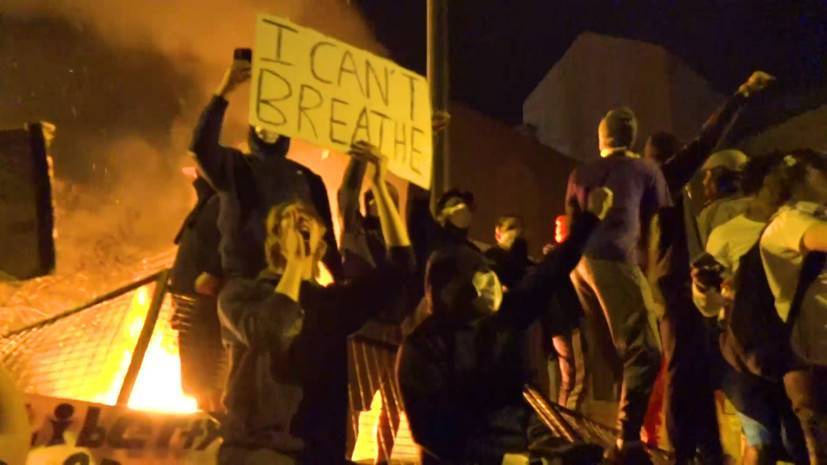 В Миннеаполисе протестующие из-за смерти афроамериканца сожгли полицейский участок — видео